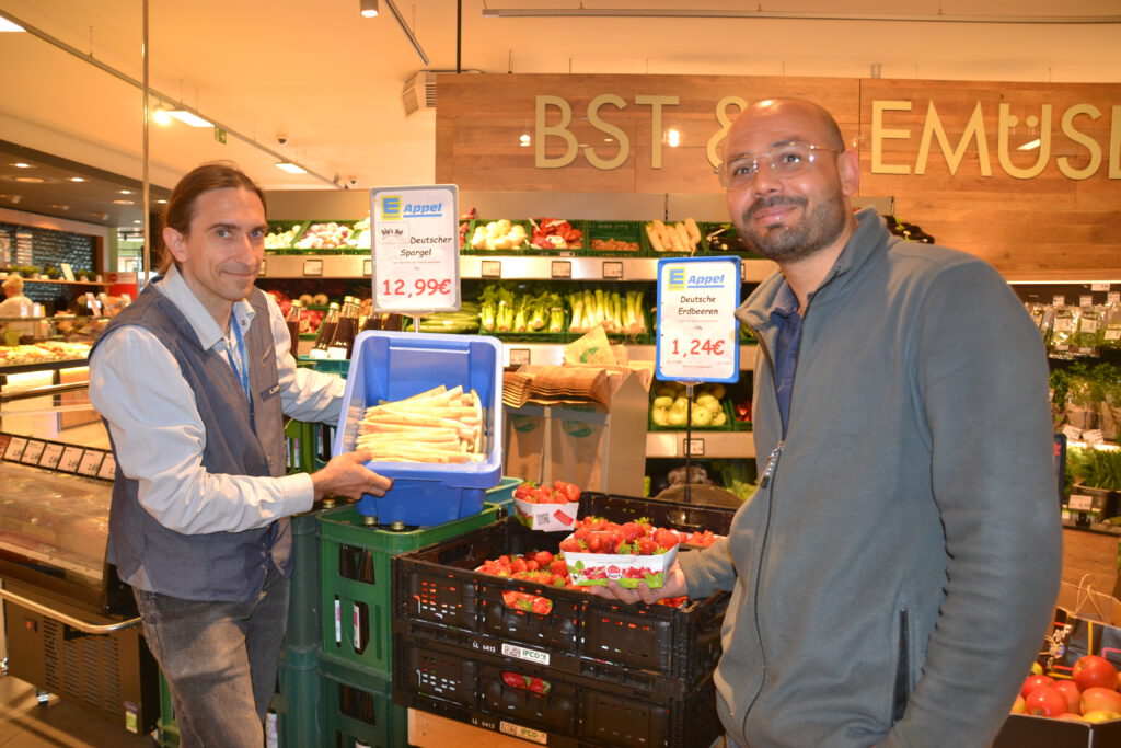 Herr Schmohl und Herr Kerkeni präsentieren Erdbeeren und Spargel