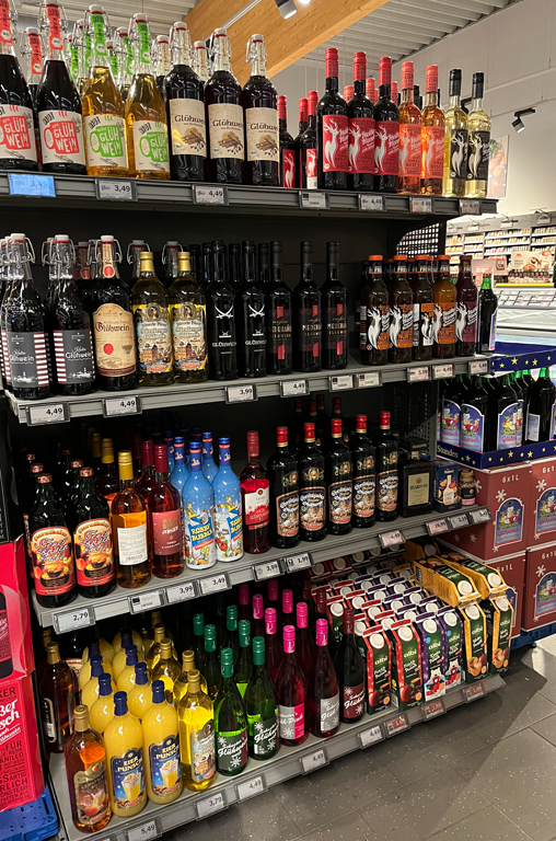 Glühweinregal im Markt