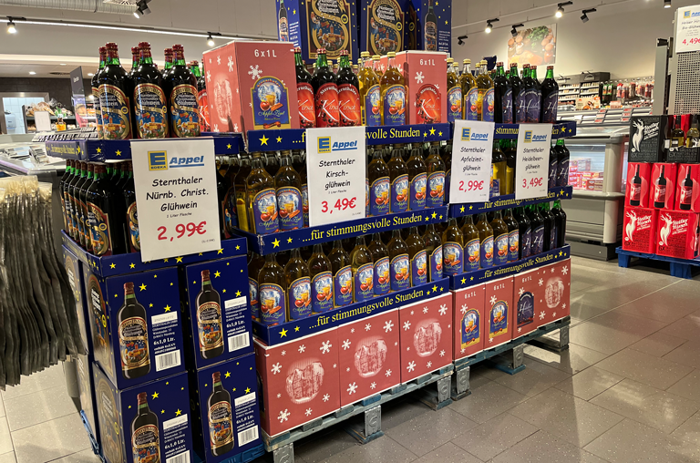 Glühweinaufbau im Markt