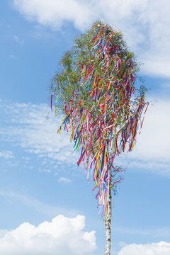 Maibaum geschmückt