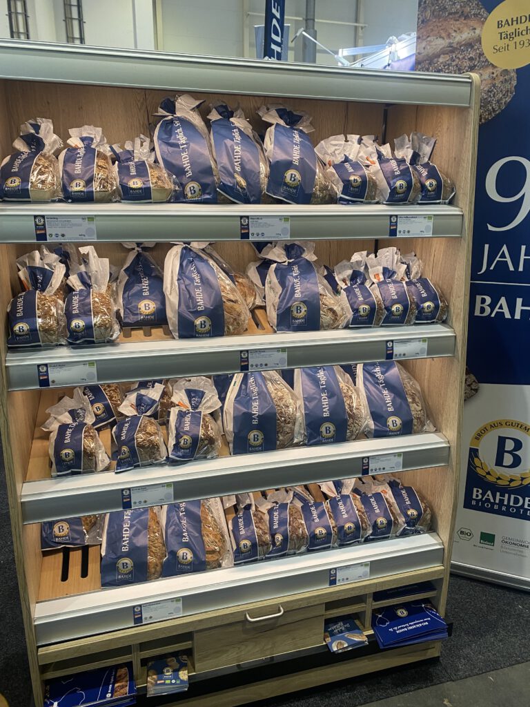 eine große Auswahl an frischen Bio Broten 