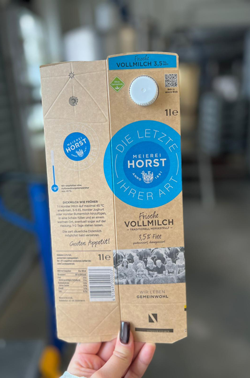 Auszubildende von EDEKA Appel bei einem Rundgang durch die Meierei Horst