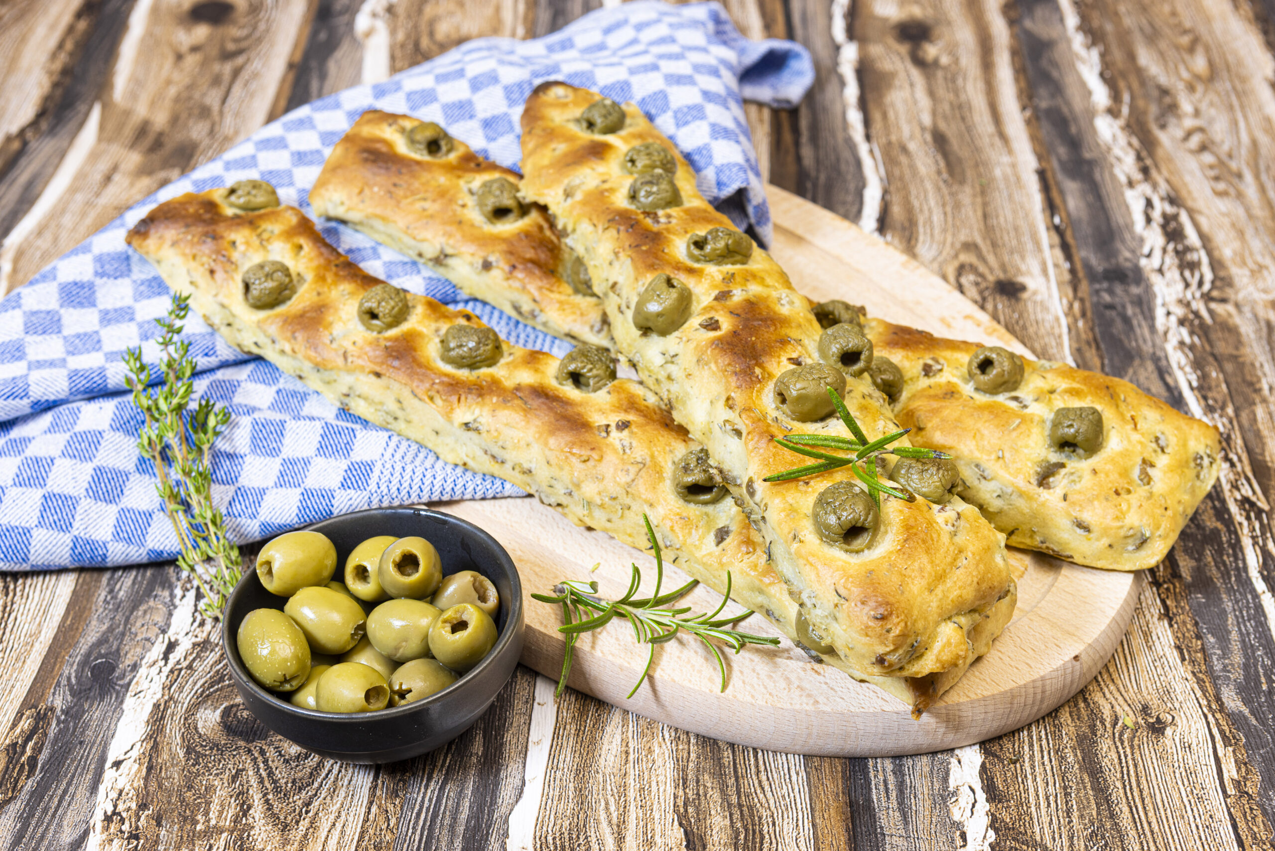 Rustikales Oliven-Snackbrot, EDEKA Appel Rezept, Quelle: Fotoagentur Herzberg