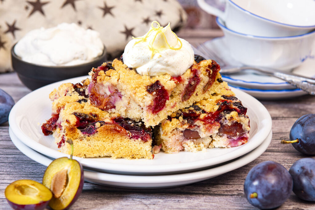 Pflaumenkuchen vom Blech mit Streuseln, EDEKA Appel Rezept, Quelle: Fotoagentur Herzberg