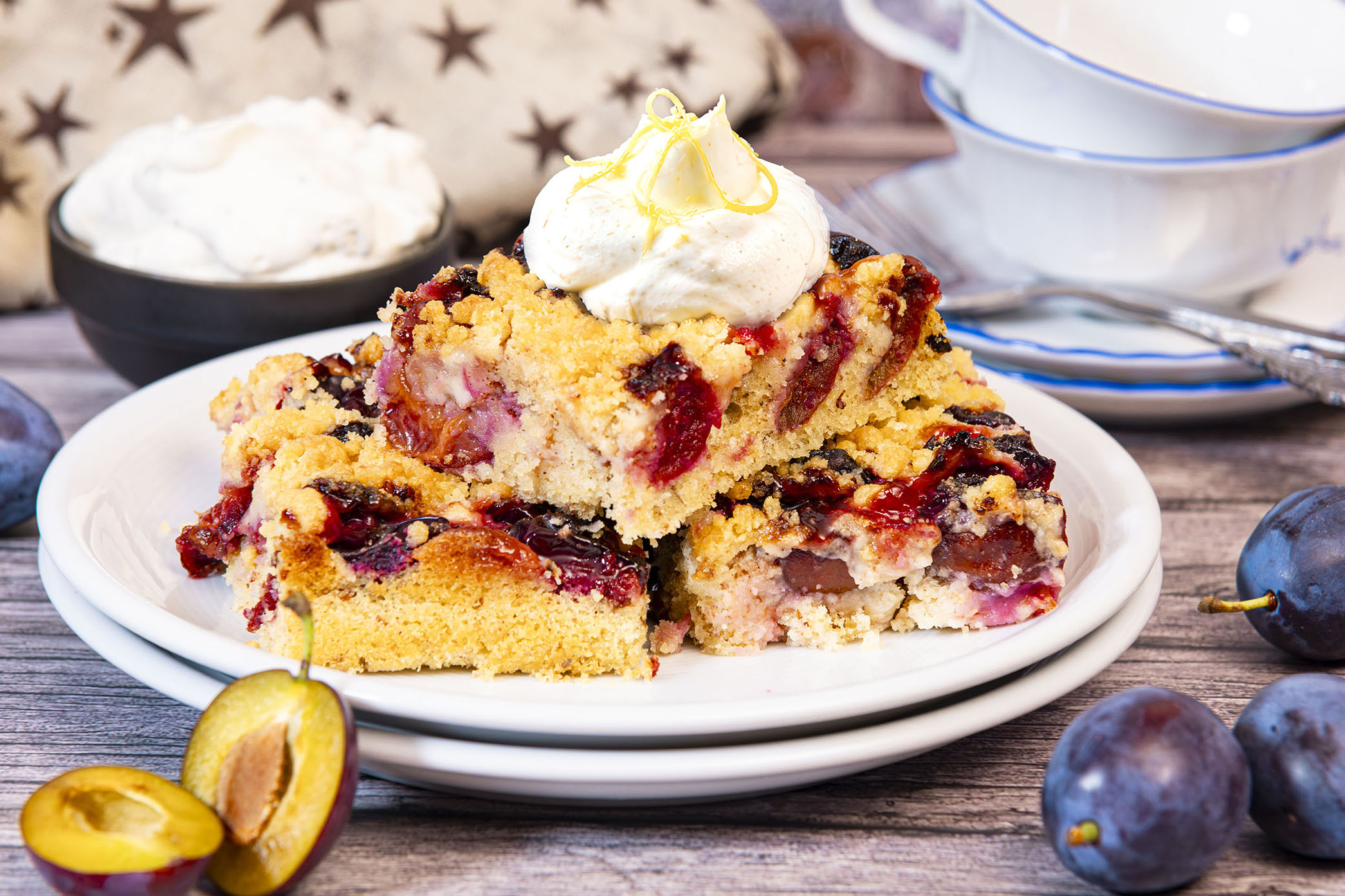 Pflaumenkuchen vom Blech mit Streuseln, EDEKA Appel Rezept, Quelle: Fotoagentur Herzberg