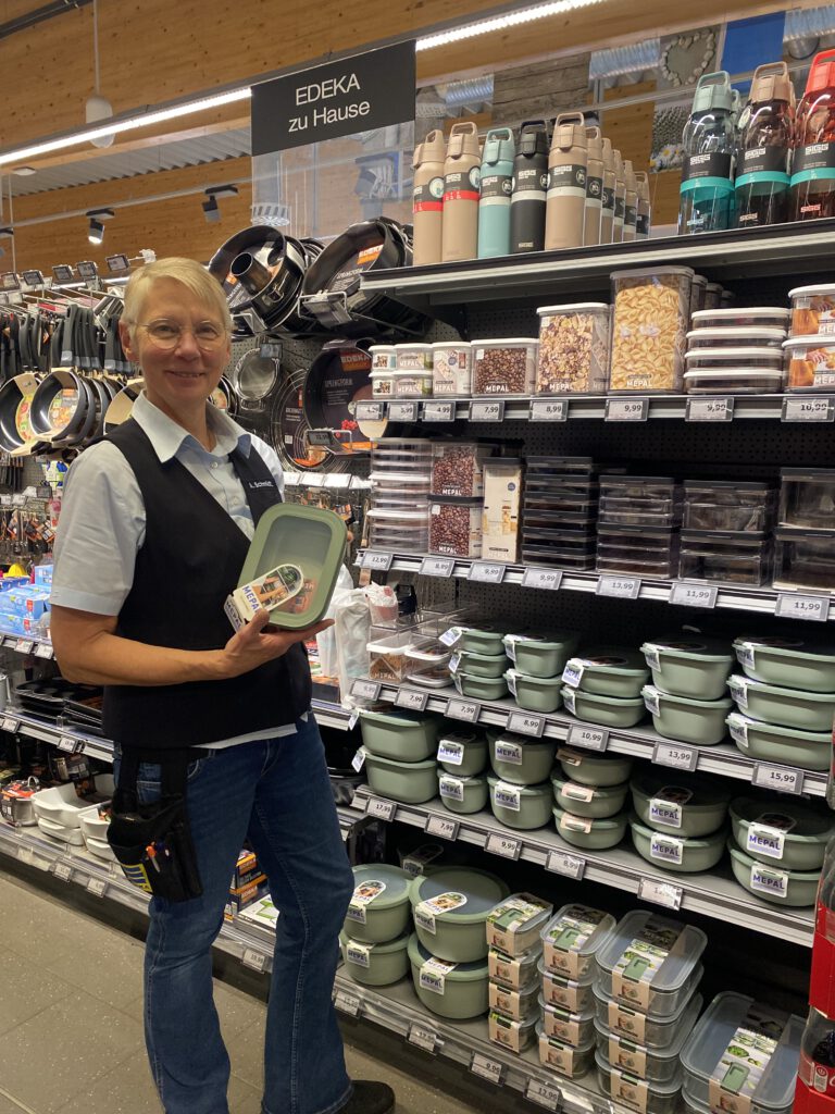 Frau Schmidt zeigt die Mepal Produkte